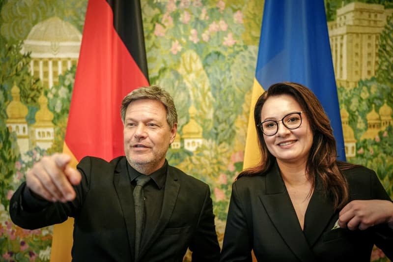 Robert Habeck (L), Germany's Economy Minister, and Julia Svyrydenko, First Deputy Prime Minister and Minister of Economy of Ukraine, hold a press conference after a meeting with business representatives. Kay Nietfeld/dpa