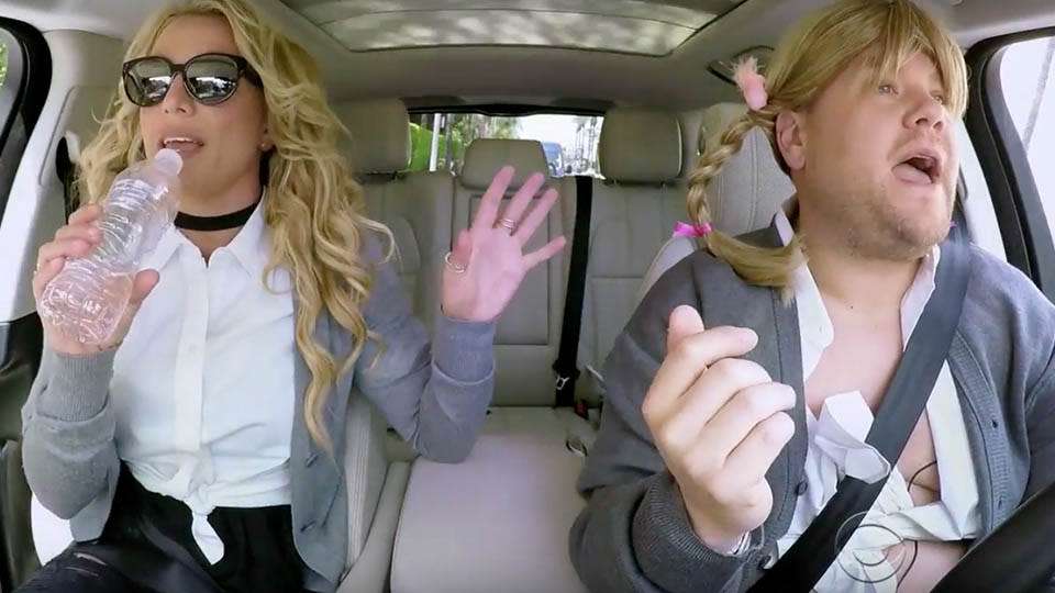 <p>Eigentlich ist "Carpool Karaoke" deshalb so beliebt, weil die Stars während einer Autofahrt mit Moderator James Corden aus vollem Halse ihre größten Hits schmettern. Britney Spears nahm diese Spielregel leider nicht sehr ernst. Sie bewegte die meiste Zeit nur die Lippen, trällerte lediglich an ausgewählten Stellen richtig mit – und enttäuschte so die Fans. (Bild: Screenshot CBS) </p>