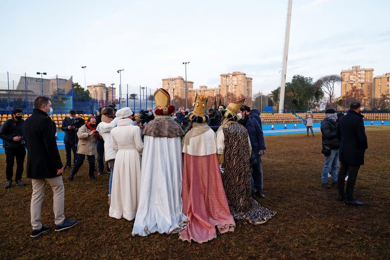 Los Reyes Magos hablan con los medios de comunicación mientras celebran la víspera de la Epifanía antes de sobrevolar la ciudad en un globo aerostático, debido a que las restricciones de la enfermedad coronavirus (COVID-19) impiden la tradicional cabalgata en Sevilla