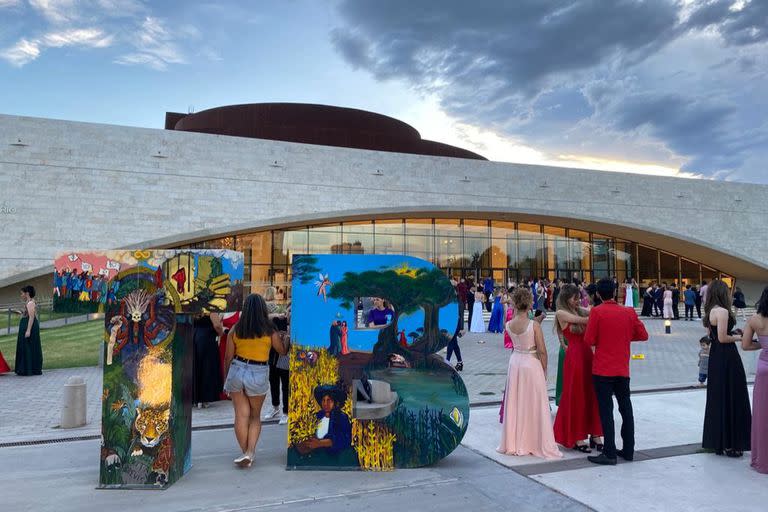 El acceso al Teatro del Bicentenario, con sus letras emblemáticas intervenidas por artistas locales: el edificio y su parque circundante se convirtió en una postal de la ciudad y punto de encuentro de sus habitantes