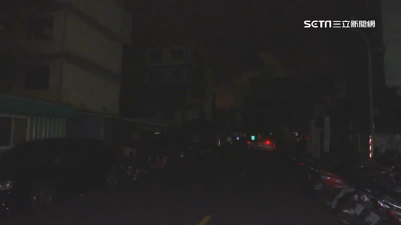 高雄三民凌晨近1點多時停電，路上一片黑。