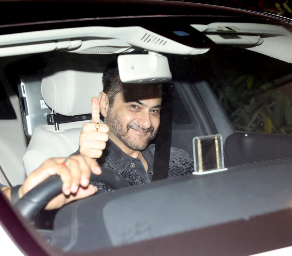 Sanjay Kapoor arrives at Ritesh’s house. 