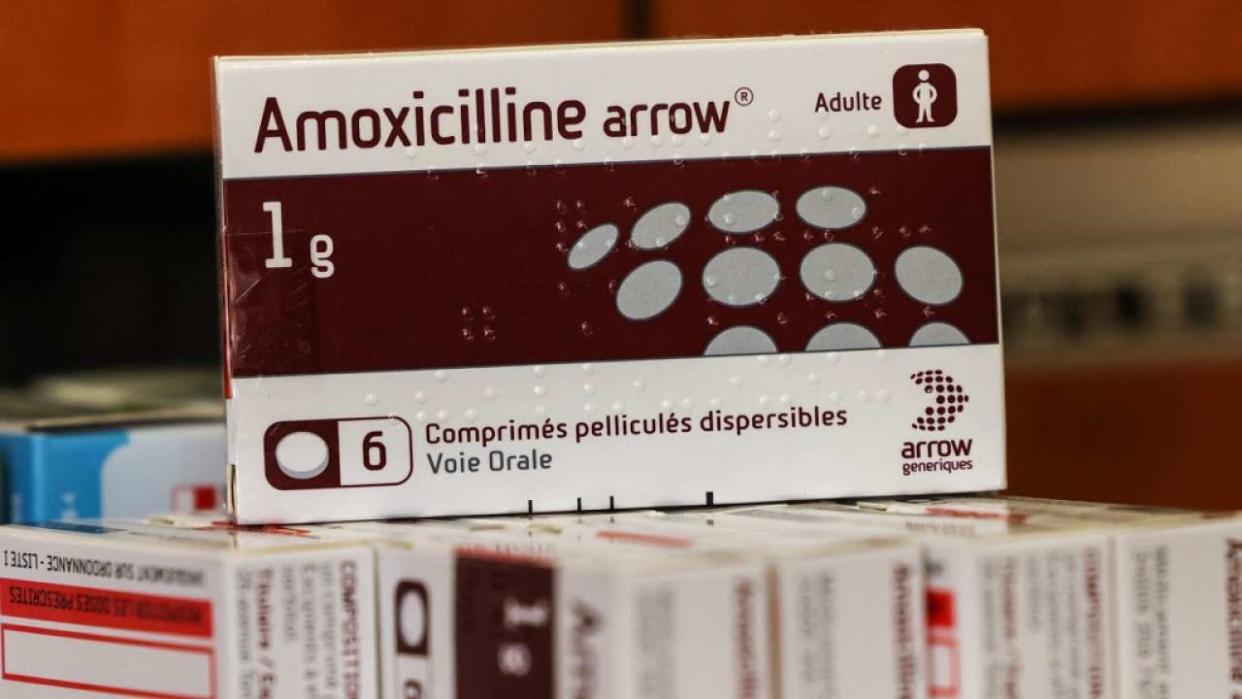 A pack of 1g Amoxicilline pills is pictured in a pharmacy in Toulouse on November 18, 2022. (Photo by Charly TRIBALLEAU / AFP) / RESTRICTED TO EDITORIAL USE