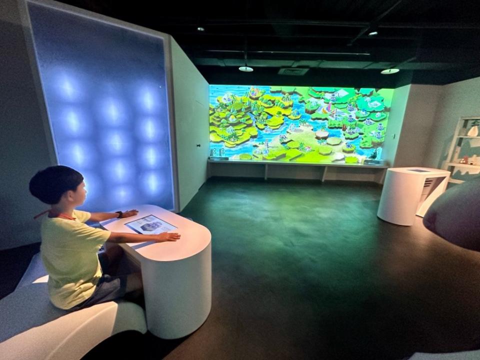 「半導體未來館」中的「未來實驗室」，設置了設計未來島嶼的大型互動遊戲，透過進行簡單的測驗，並被分配到「創新島、娛樂島、保育島」等三大島嶼的其中一座，而後開始進行科技研發。（石欣蒨攝）