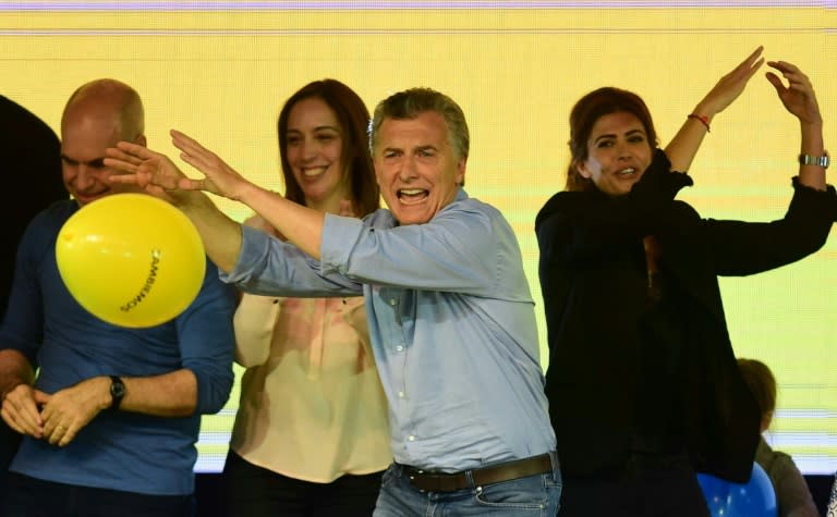 Mauricio Macri (c) celebra el triunfo en las legislativas junto a su esposa y funcionarios de su bloque. (AFP)