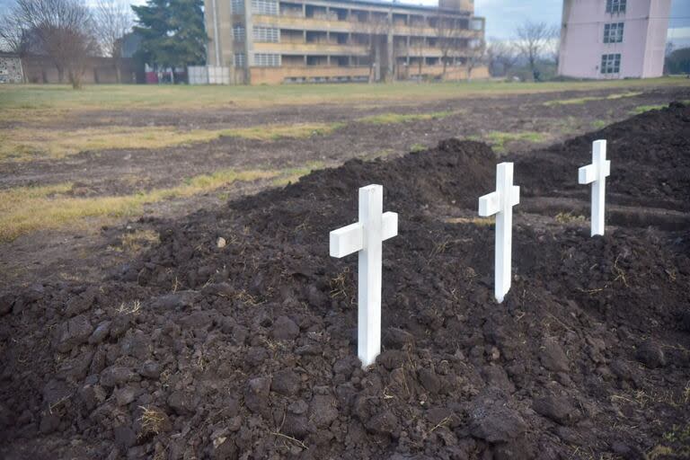 Inhumación de los restos sin identificar hallados en el cementerio de La Plata