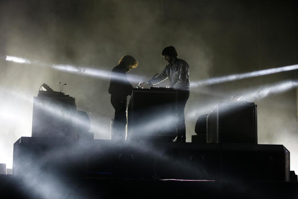 Gaspard Auge, a la izquierda, y Xavier de Rosnay, del dúo francés de música electrónica Justice, cierran el festival Vive Latino, en la Ciudad de México, la madrugada del lunes 20 de marzo del 2017. (AP Foto/Rebecca Blackwell)