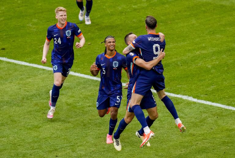 Wout Weghorst de Holanda, a la derecha, celebra el segundo gol de su equipo con sus compañeros durante un partido del Grupo D entre Polonia y Holanda en el torneo de fútbol Euro 2024 en Hamburgo