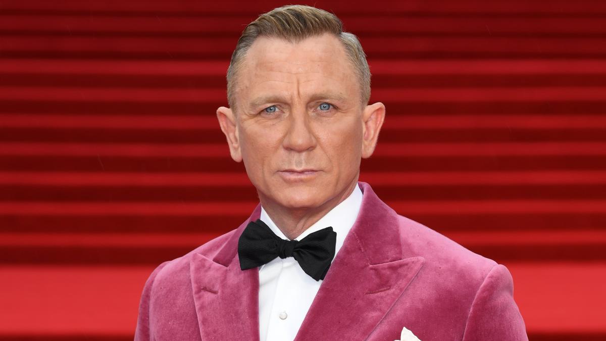 007 star Daniel Craig explains why he prefers gay bars