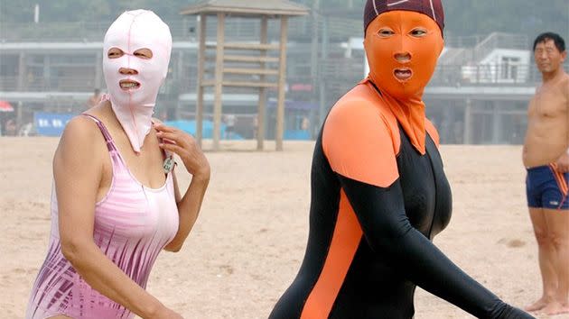 Two very fashionable women show they know how to colour co-ordinate. Photo: Getty.