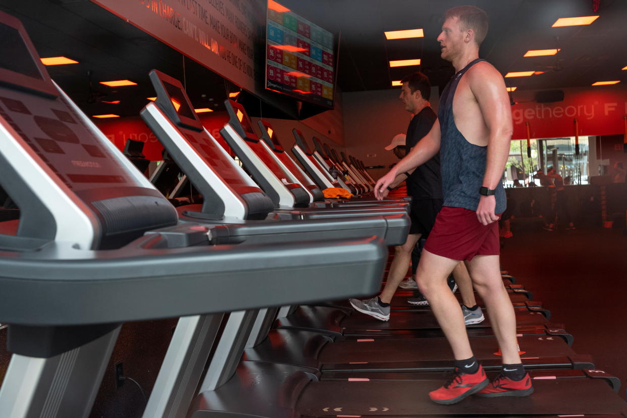 People workout in Orangetheory Fitness without face masks as the coronavirus disease (COVID-19) restrictions on gathering are lifted statewide in Columbus, Ohio, U.S., June 3, 2021.  REUTERS/Gaelen Morse