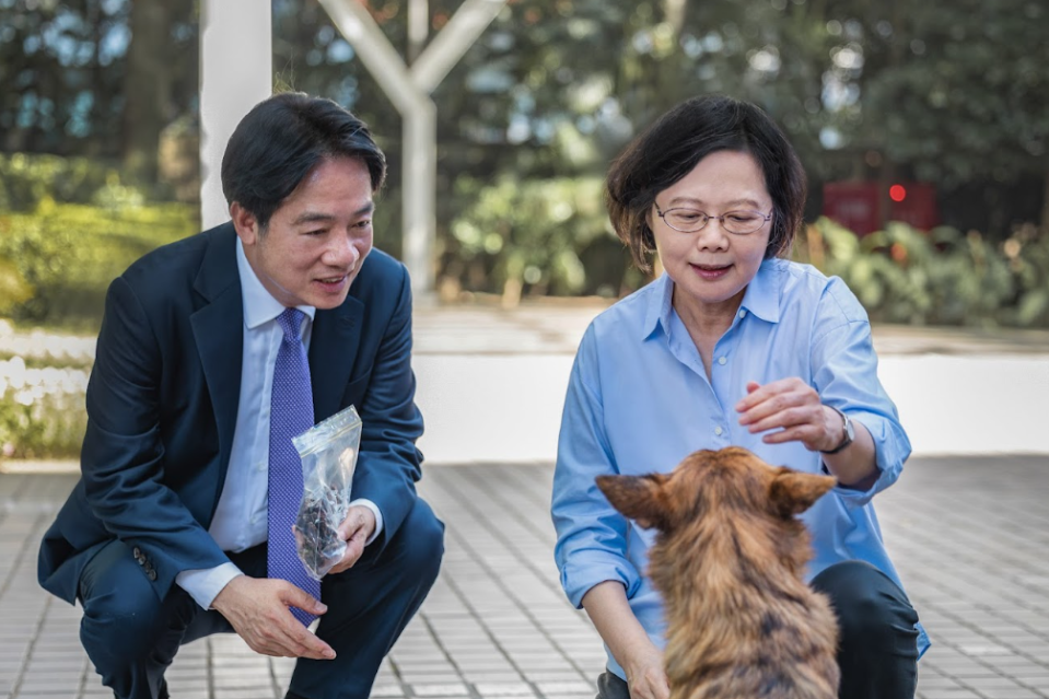 前總統蔡英文赴官邸拜會總統賴清德，並與賴的愛犬互動。   圖：總統府提供