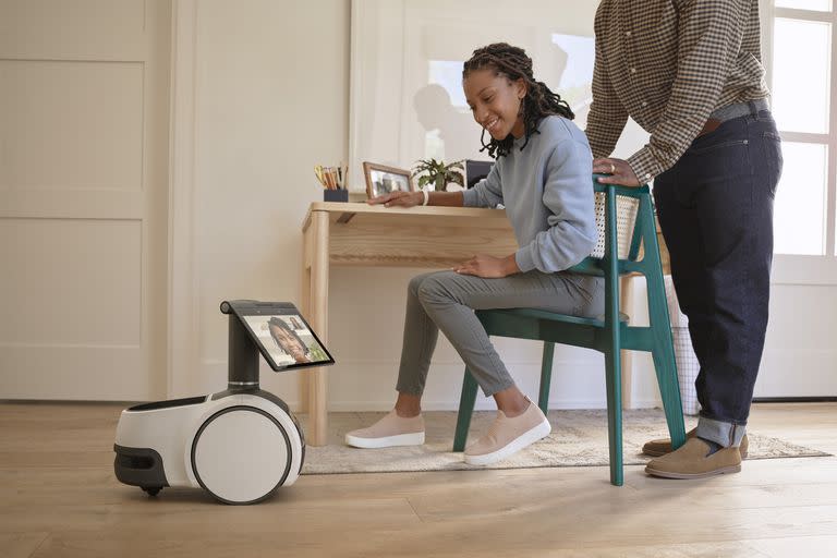 El robot Astro de Amazon tiene una pantalla y cámara incorporadas, y permite hacer videollamadas