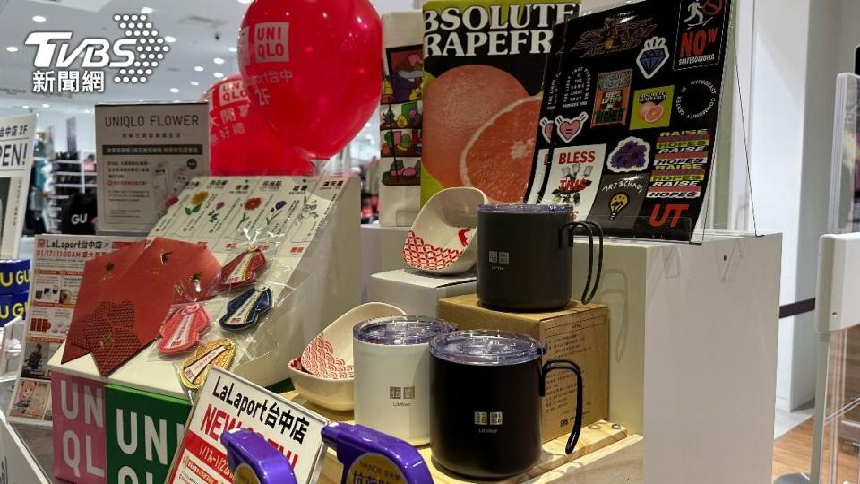 UNIQLO LaLaport開幕期間，更祭出五大驚喜好禮，單筆消費滿額就送UNIQLO不鏽鋼時尚露營杯。（圖／TVBS王馨儀攝）