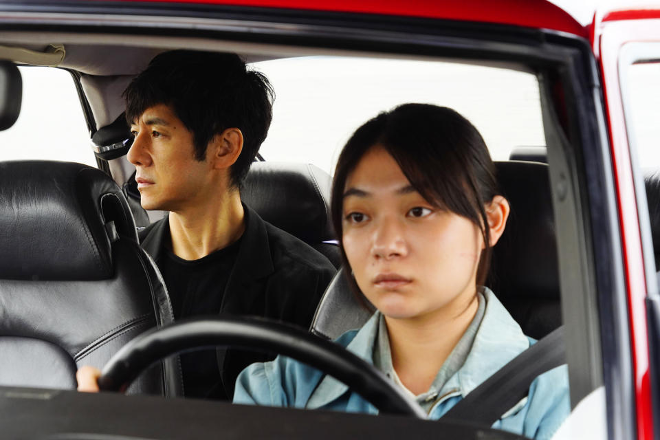 En esta imagen proporcionda por Janus Films y Sideshow Hidetoshi Nishijima, izquierda, y Toko Miura en una escena de la película nominada al OScar “Drive My Car". (Janus Films and Sideshow via AP)