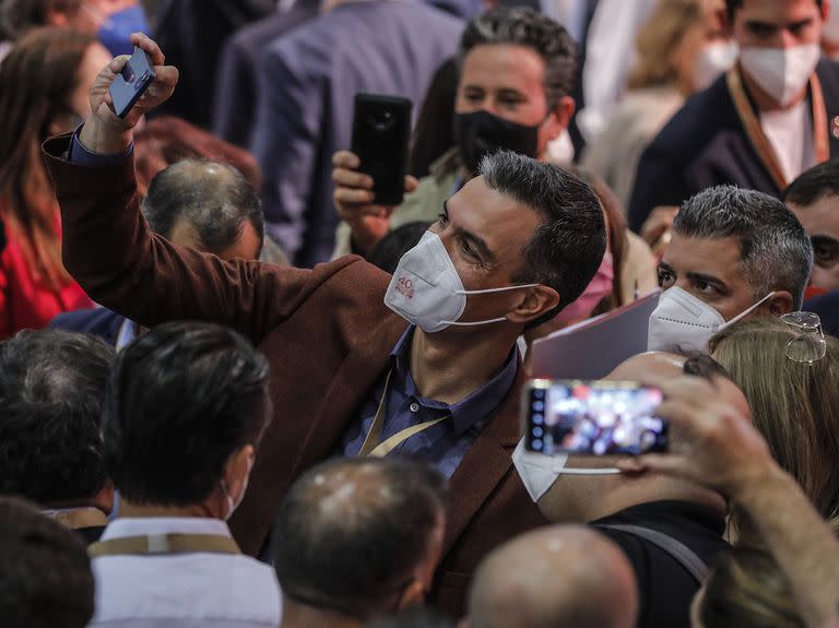 El presidente del Gobierno, Pedro Sánchez, se tomó fotos con sus fans, en el acto de apertura oficial del 40 Congreso Federal del PSOE