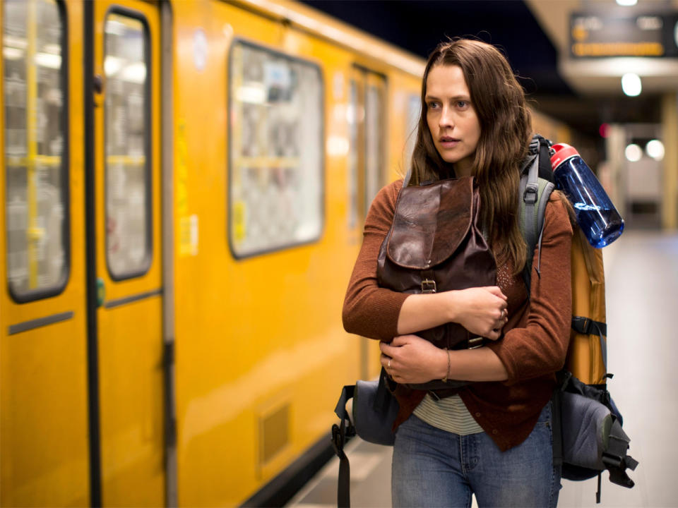 Nervenkitzel pur liefert "Berlin Syndrome" ab dem 25. Mai. Darin reist die australische Backpackerin Clare nach Berlin und muss nach einem One-Night-Stand mit Englischlehrer Andi entsetzt feststellen, dass sie in seiner Wohnung eingeschlossen ist. Der Horrortrip nimmt seinen Lauf. (Bild-Copyright: Capital Pictures/ddp Images)