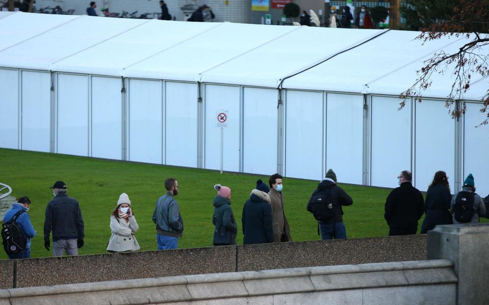 Queues outside St Thomas' Vaccination Centre, a pop-up venue for vaccines and booster jabs that has been set up outside St Thomas' Hospital - Hollie Adams/AFP