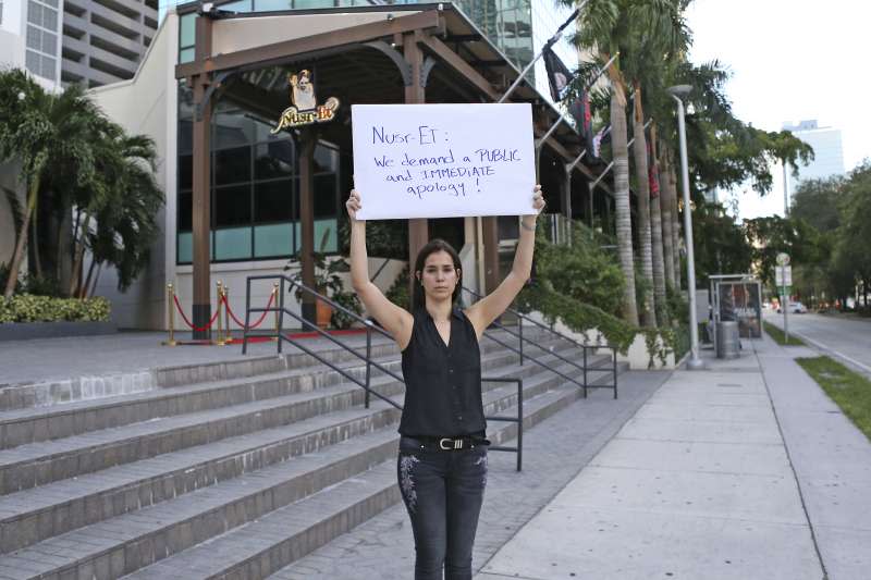 委內瑞拉移民在「撒鹽哥」格切（Nusret Gökçe）位於邁阿密的餐廳外抗議，要求他立即道歉。(AP)