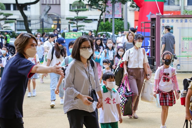 台北市各級學校 30日開學， 除學校健康中心及自主健康管理期間者應戴口罩外，校園內及校車可不戴口罩，家長也可入校。台北市仁愛國小上午許多家長帶著學生入學。（中央社）
