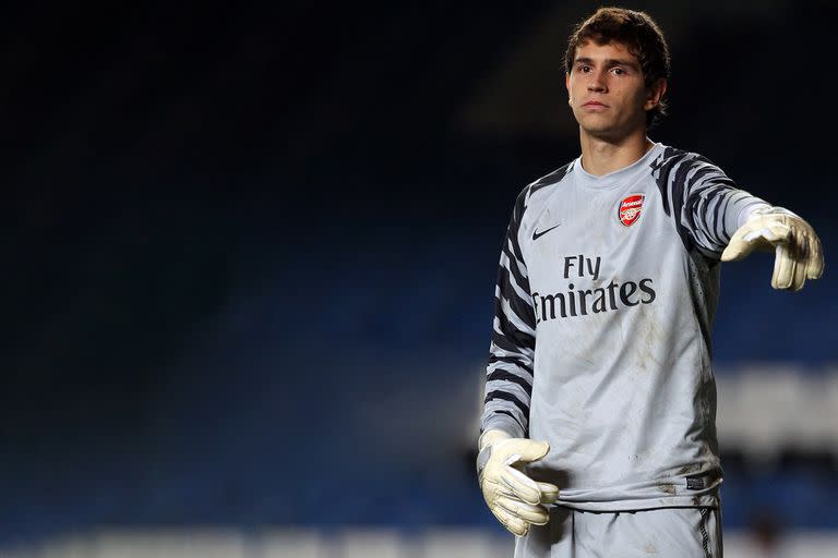 Dibu Martínez, hace una década: ya en el arco de Arsenal, en un partido por la FA Cup juvenil, contra Chelsea, en Stamford Bridge