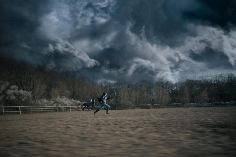 片中天降致命酸雨，看似災難片實則營造出恐怖和死亡的氛圍。（車庫提供）