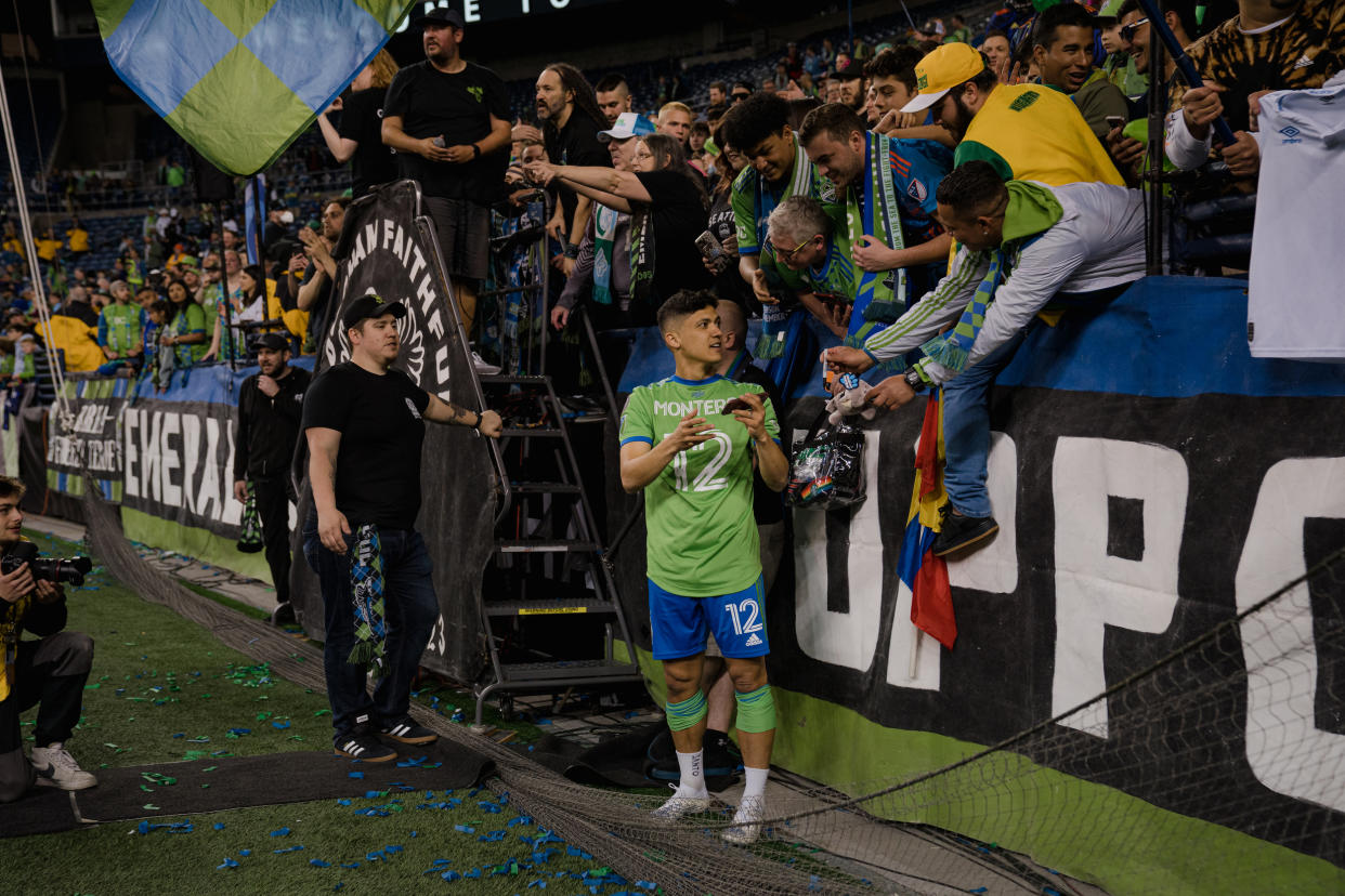 Fredy Montero del Sounders FC de Seattle se reúne con aficionados después de vencer a los Pumas de la UNAM en el Lumen Field en Seattle el 4 de mayo de 2022. (Jovelle Tamayo/The New York Times)