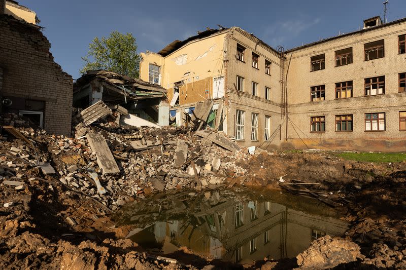 Una vista de una escuela que fue bombardeada en Kramatorsk, cuando la evacuación de los residentes de la ciudad está casi completa, en medio de la invasión rusa de Ucrania, en la región de Donetsk, Ucrania