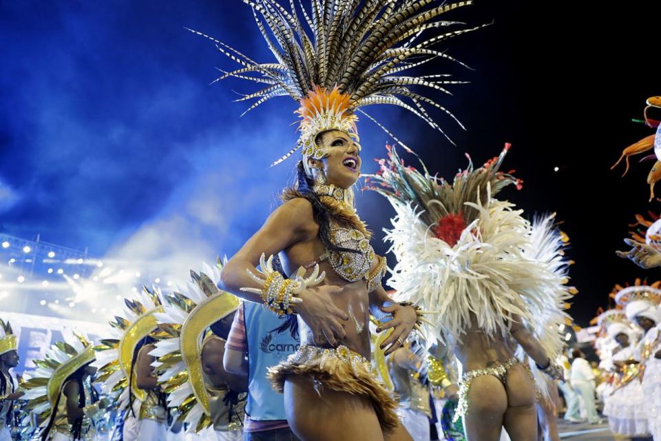 <p>Eine Tänzerin der Unidos do Peruche Samba-Schule tanzt beim Karnevalsumzug in Sao Paulo, Brasilien, am frühen Sonntagmorgen, den 26. Februar 2017. (Bild: Andre Penner/AP) </p>