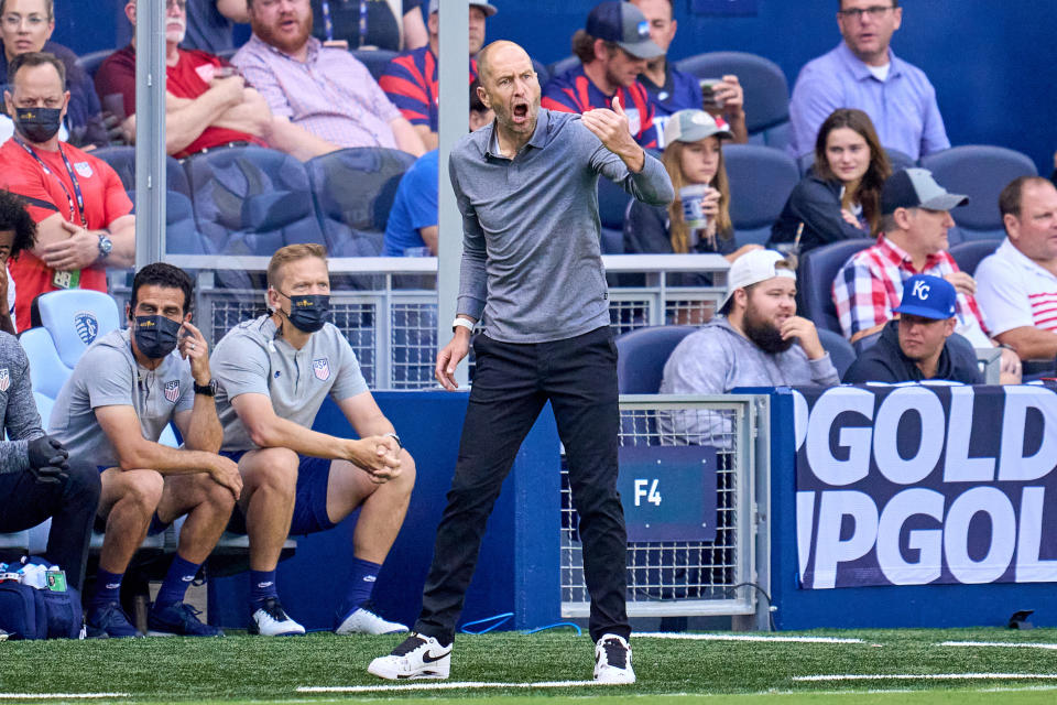 Gregg Berhalter 2021年領軍出戰美洲金盃時則穿上了Air Force 1 低筒鞋 x Peaceminusone Para-noise。（Photo by Robin Alam/Icon Sportswire via Getty Images）