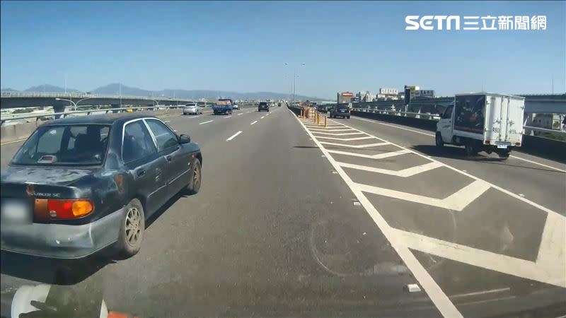 「螃蟹車」打算繼續往右切下匝道。（圖／翻攝畫面）