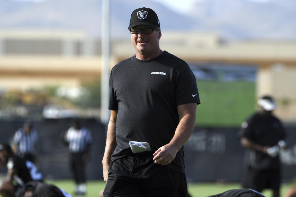 Jon Gruden, entrenador de los Raiders de Las Vegas, observa una práctica el jueves 29 de julio de 2021, en Henderson, Nevada (AP Foto/David Becker)