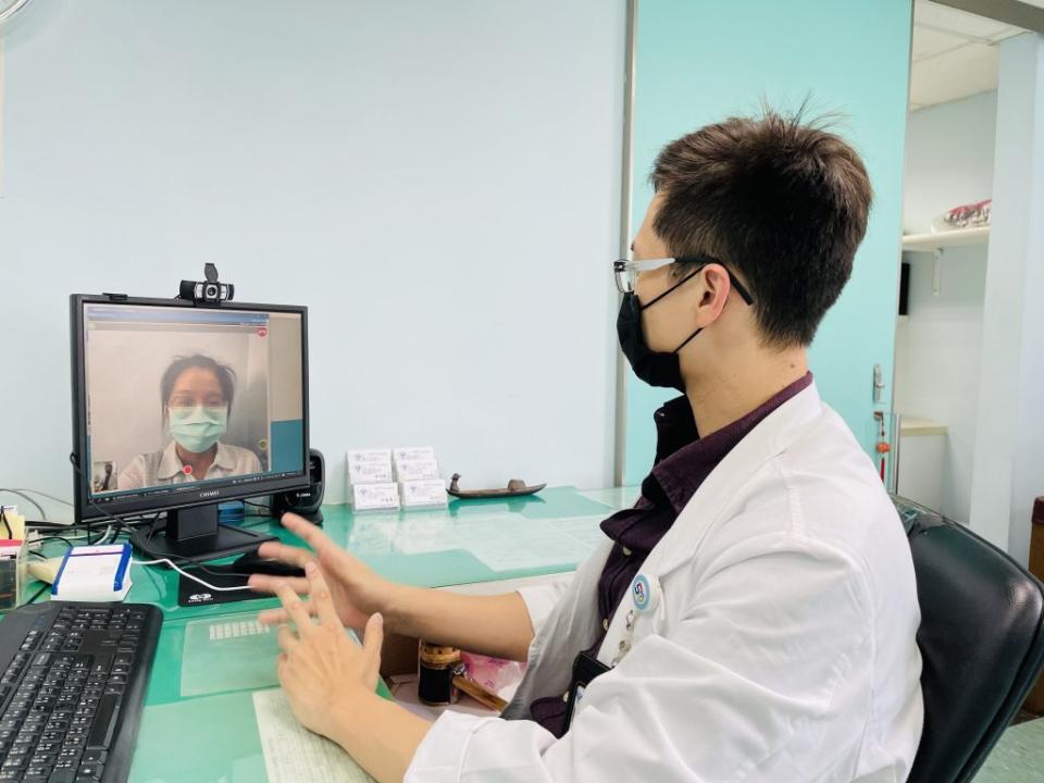 中醫師許晉嘉提醒，新冠確診患者可採用視訊診療，開立適合藥物。 （記者葉進耀攝）