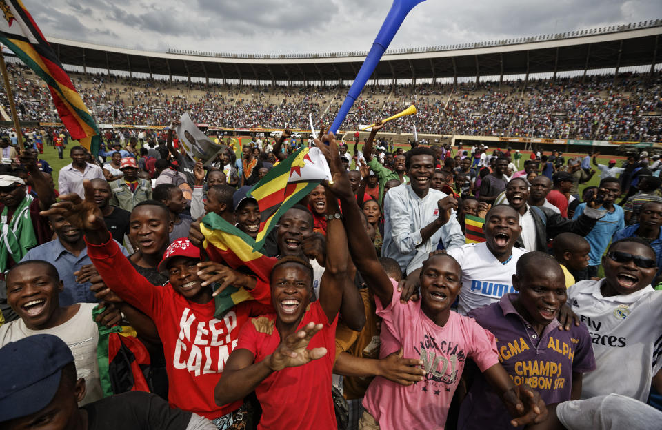 <p>Supporters dance and run on the field after Zimbabwe’s President Emmerson Mnangagwa was sworn in at the presidential inauguration ceremony in the capital Harare, Zimbabwe Friday, Nov. 24, 2017. (Photo: Ben Curtis/AP) </p>