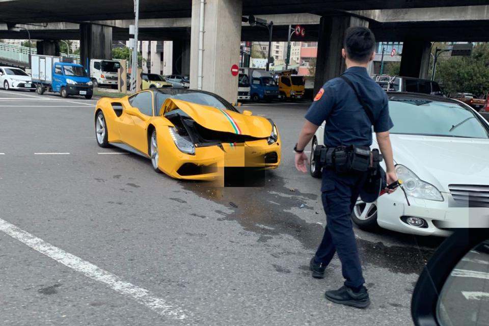 ▲台中市西屯區今（22）日發生一起車輛擦撞事故，市價上千萬的法拉利撞到賓士，初估維修費上看300萬。（圖／民眾提供）