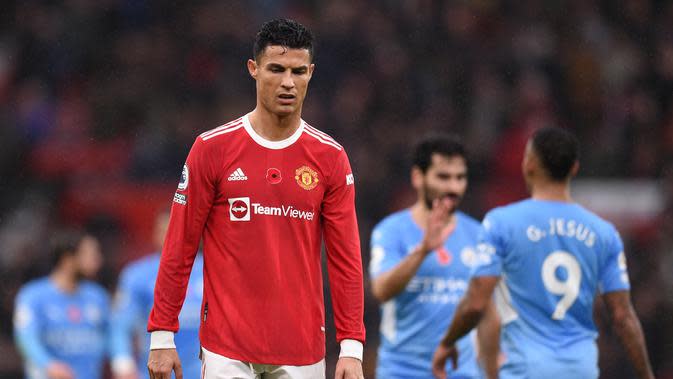 Ekspresi bintang Manchester United, Cristiano Ronaldo, pada laga Premier League 2021/2022 melawan Manchester City di Old Trafford, Sabtu (6/11/2021). (AFP/Oli Scarff)