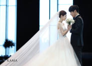 昨日(2月8日)，尹相鉉和Maybee的非公開婚禮在首爾華克山莊舉行，兩人在400余名親朋好友的見證下結為夫婦。