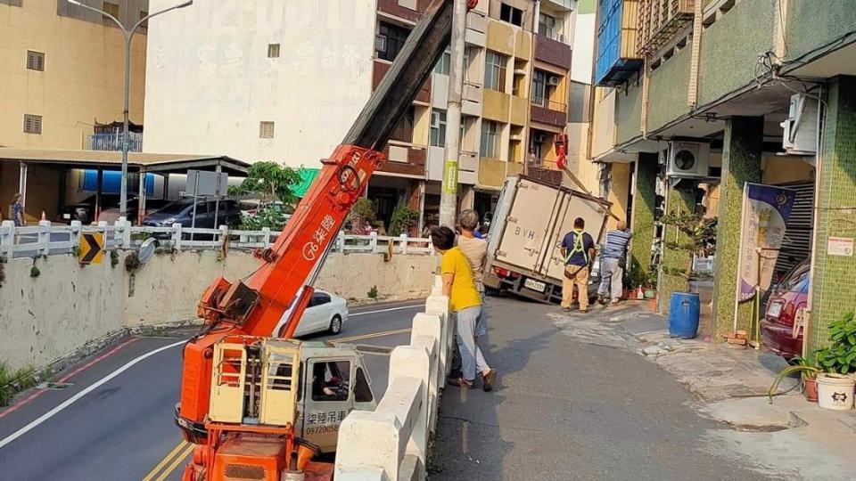 貨車司機自行連絡吊車協助脫困。（圖／翻攝自台南府城大小事）