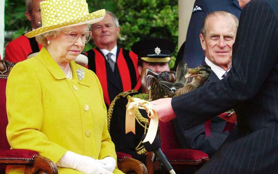 La reine Elizabeth reçoit deux canards colverts sur un plateau en argent