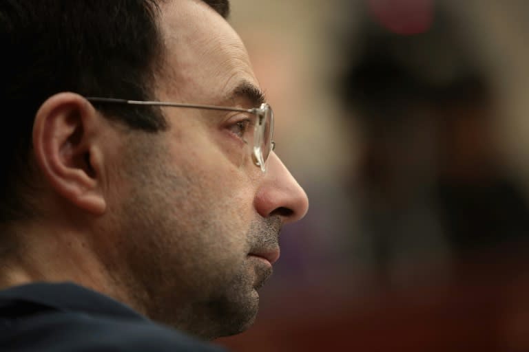 El exmédico del equipo de gimnasia de Estados Unidos Larry Nassar escucha el testimonio de una de sus víctimas durante su juicio, en Lansing, Michigan, el 17 de enero de 2018 (Scott Olson)