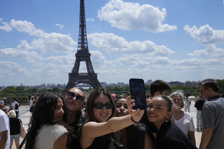 Selfies frente a la Torre Eiffel