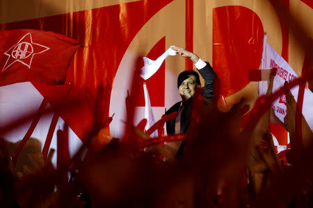 FILE PHOTO: Peruvian presidential candidate Alan Garcia waves to supporters before his final campaign rally in Lima, Peru June 1, 2006. REUTERS/Pilar Olivares/File Photo