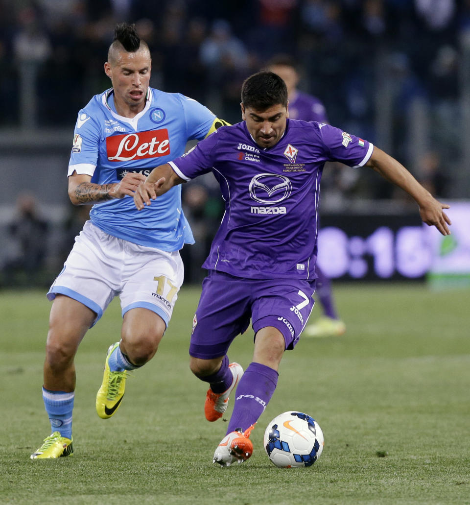 Fiorentina's David Pizarro, of Chil, right, and Napoli's Marek Hamsik fight for the ball during their Italian Cup final match between Fiorentina and Napoli in Rome's Olympic stadium Saturday, May 3, 2014. (AP Photo/Gregorio Borgia)
