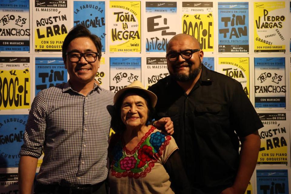 Dolores Huerta, centro, con Lee Herrick, izquierda, y Joseph Ríos durante ArtHop, en Fresno, California, el jueves 7 de septiembre de 2023.