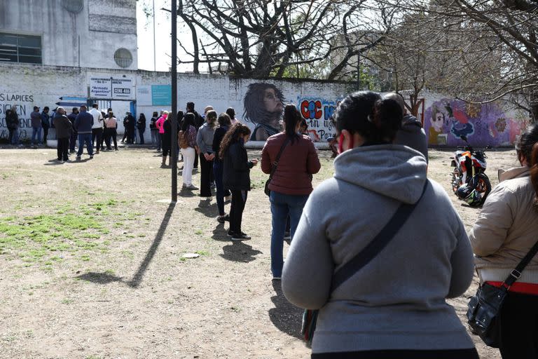 A diferencia de otras elecciones, esta vez las filas se hacían, por lo general, fuera de las escuelas