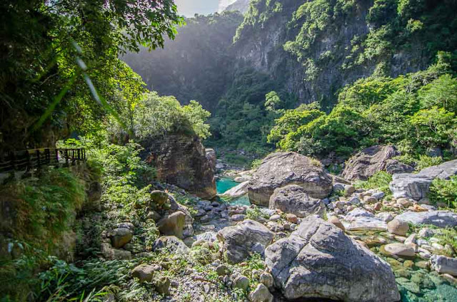 砂卡礑步道景致壯麗，但步道本身卻是老少咸宜，很值得扶老攜幼一走