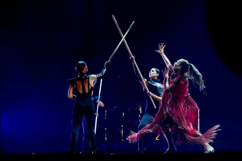 Siudy Garrido, junto a las bailaoras Anabella Manay y Daniela Rossi, manipulando el bō, un bastón largo y arma personal japonesa. 
