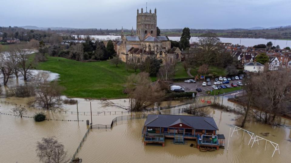 Tewkesbury surrounded by flood water after heavy rain - Translogistics News