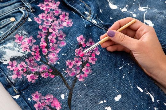 krone smugling Vanærende How to DIY Blake Lively's $500 Cherry Blossom Boyfriend Jeans for a  Fraction of the Price