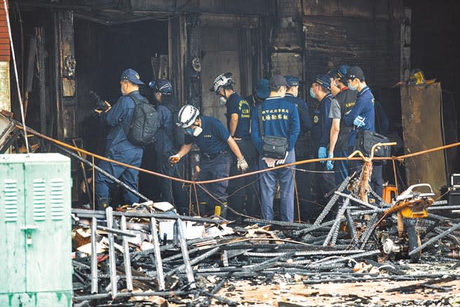 高雄城中城大火造成重大死亡，火災調查鑑識人員到場勘查，不排除人為縱火可能，高雄地檢署已組成專案小組，全力追查。（袁庭堯攝）